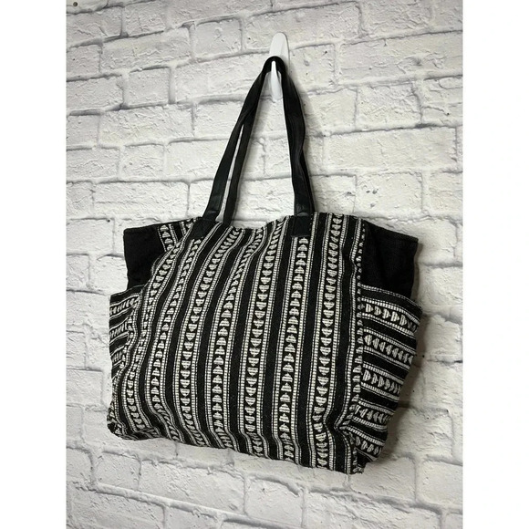 Black and white arrow print tote. - Picture 3 of 4